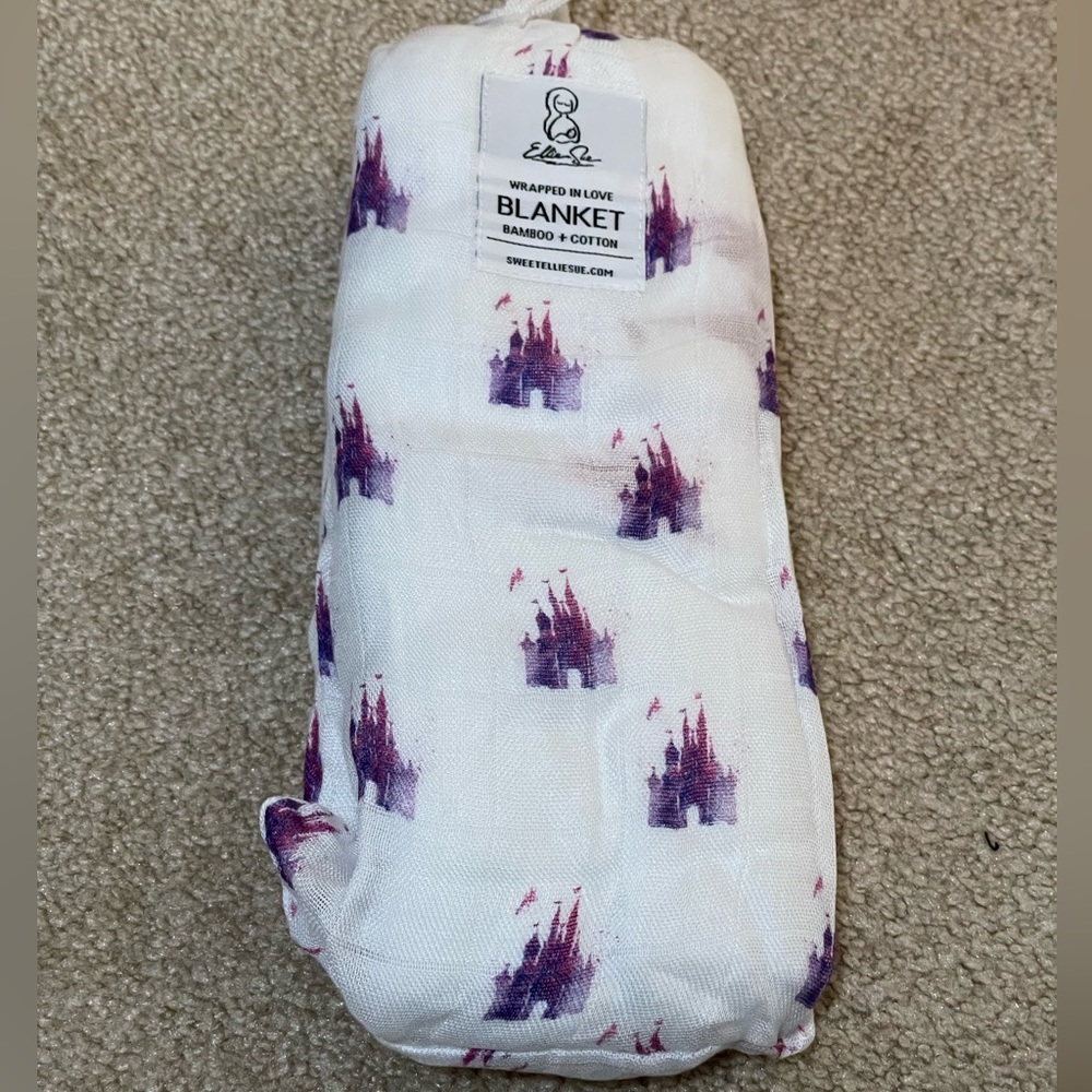✨Disney Print Muslin Blanket✨